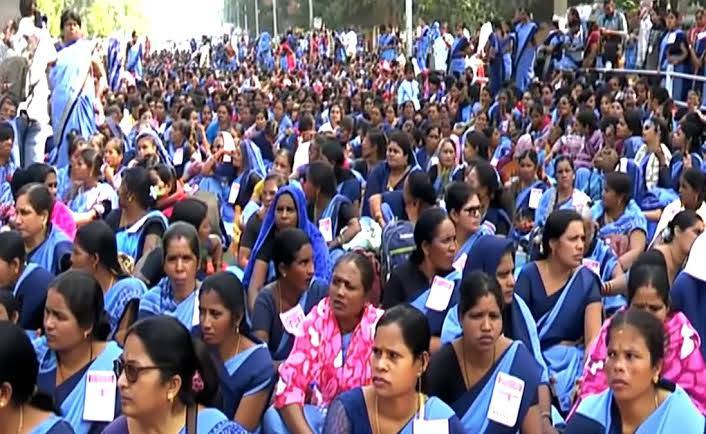 ASHA Workers Hold Massive Sit-In in Bhubaneswar Demanding Allowance Hike and Formal Worker Status