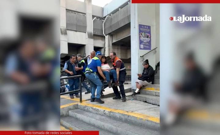 Caen 12 usuarios en escalera electromecánica de la línea 9 del Metro; 3 están hospitalizados