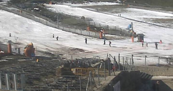 Los esquiadores apuran el puente en La Covatilla a pesar de la bajada de nieve