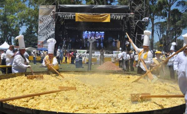 Pigüé celebra sus 141 años con la Fiesta de la Omelette Gigante y la música de Amar Azul