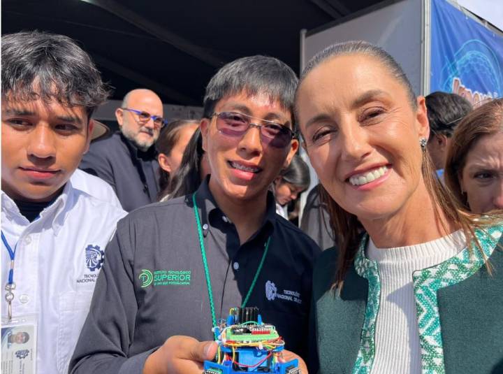 Felicita Sheinbaum a estudiantes del ITSSLP por sus proyectos e Innovación