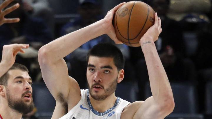 Grizzlies Star Zach Edey to Miss Multiple Weeks With Injury Amid Memphis Hot Streak