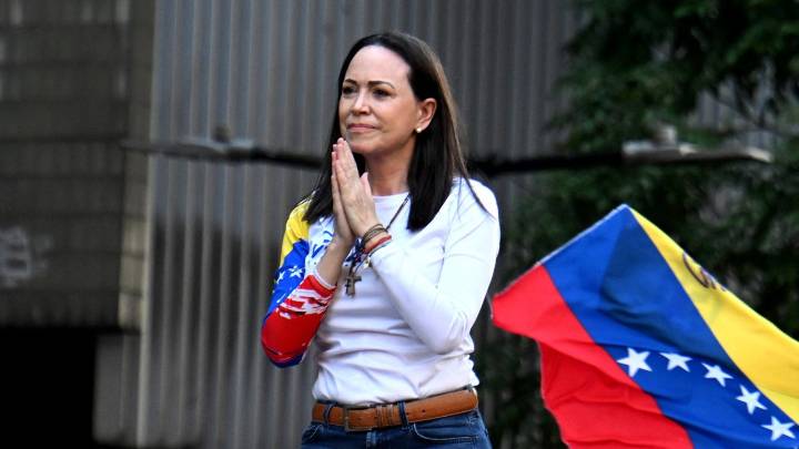 María Corina Machado salió de Venezuela hacia Curazao en bote un día antes de la ceremonia del Premio Nobel, según The Wall Street Journal