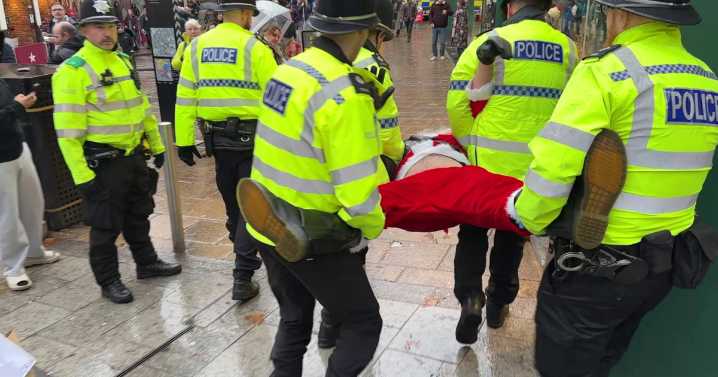 Cops arrests ‘Santa’ during pro-Palestine protests