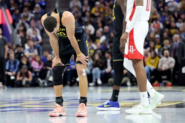 Batman returns (to practice): Steph Curry rejoins Warriors after quad injury