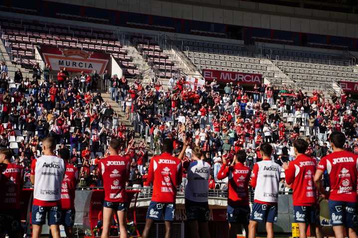 Deportes | Las aficiones del Efesé y el Murcia alientan a sus equipos en los entrenamientos previos al derbi