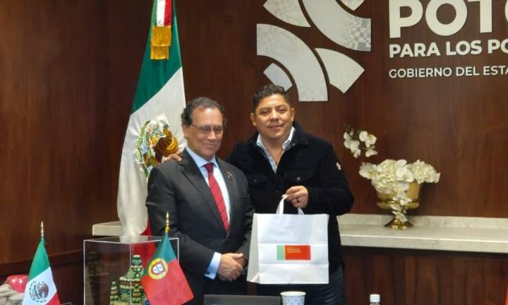 Ricardo Gallardo promueve al estado ante embajador de Portugal