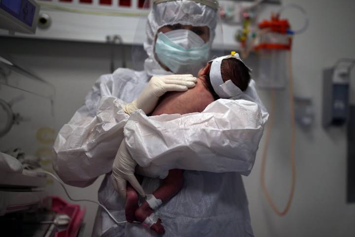 Hispana da a luz a bebé que se gestó fuera del útero, en Los Ángeles