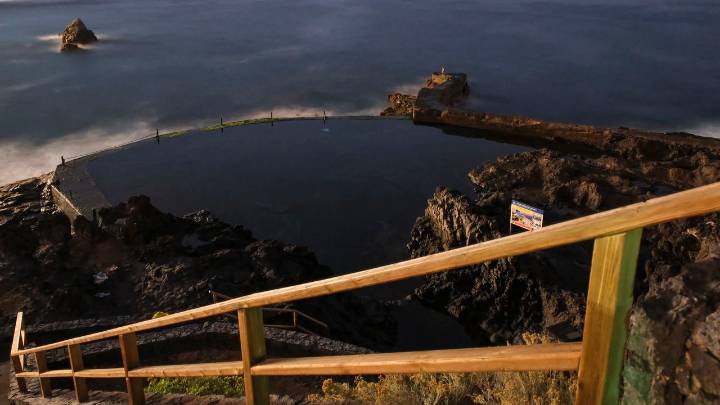 Muere una cuarta turista por el golpe de mar en una área costera acordonada de Tenerife