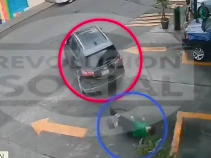 VIDEO: 'Borrachas' arrastran a despachadora de gasolina; ya las identificaron