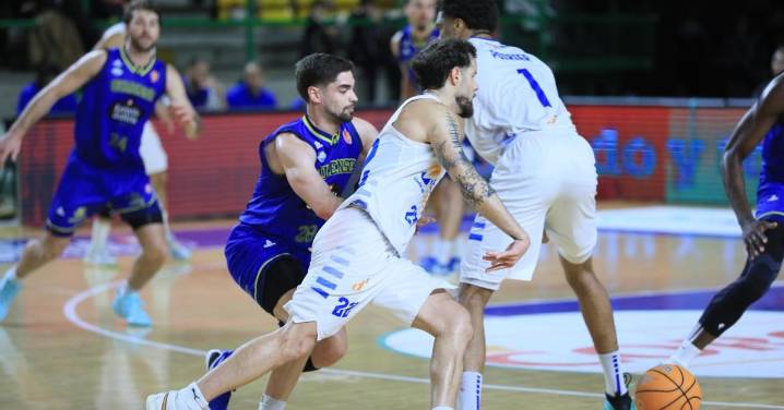 El COB saca el rodillo ante el Melilla y sigue intratable en el Pazo (98