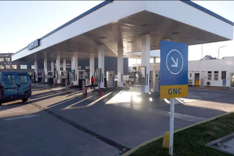 Indemnizarán a mujer que resbaló y cayó en la senda peatonal de una estación de servicio