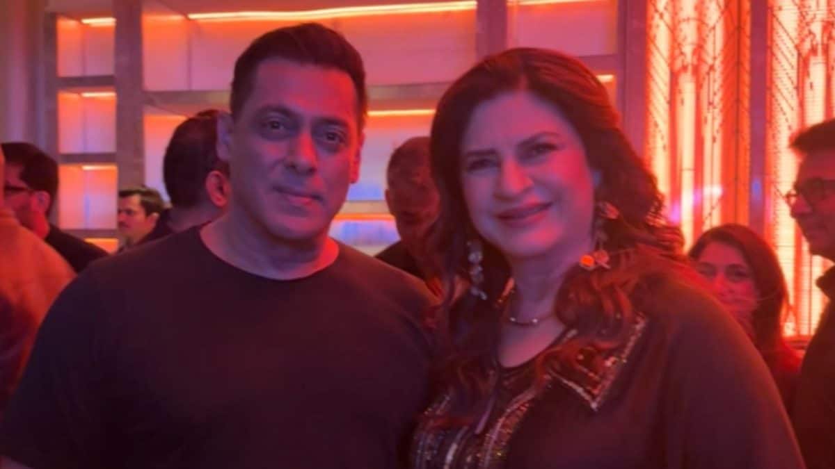 Kunickaa Sadanand Poses With Salman Khan At BB19 Party, Fans Call Them ‘OGs’