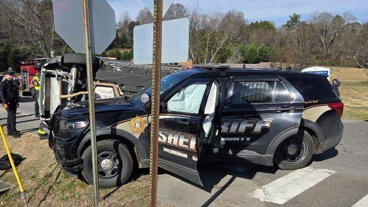 McMinn County deputy involved in crash while transporting arrestee in Athens