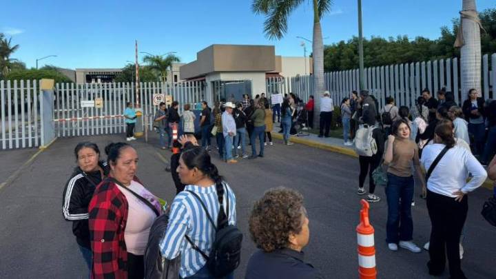 Campesinas bloquean el Congreso de Sinaloa para exigir restitución de tres programas sociales