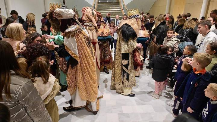 Los Reyes Magos se adelantan a Papá Noel en Elche por una razón solidaria
