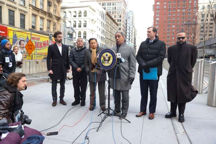 Congresistas proponen ley para vetar arrestos de ICE en citas de inmigración