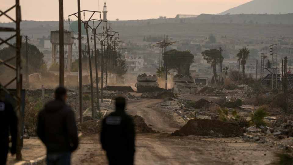 Fuerzas de ocupación israelíes avanzan hacia aldeas de Quneitra