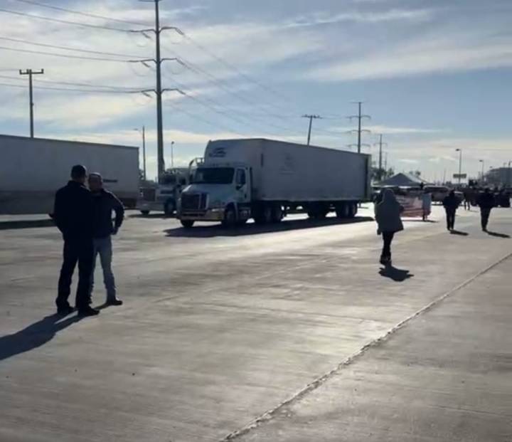 Bloqueos afectan cruces internacionales mientras liberan tramo carretero en Chihuahua
