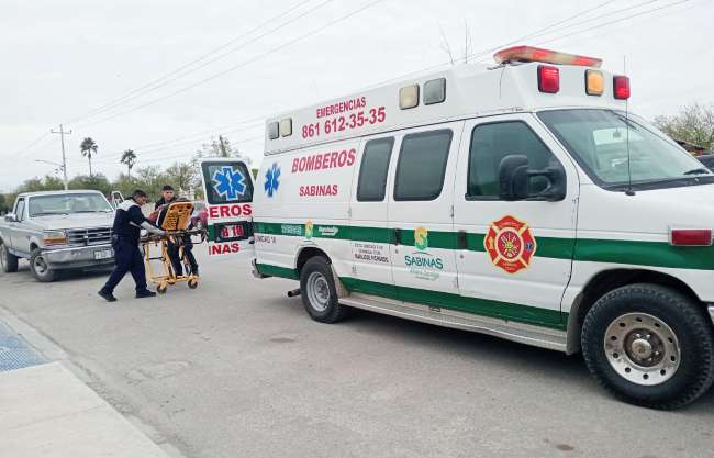 Auxilia bomberos a mujer inconsciente