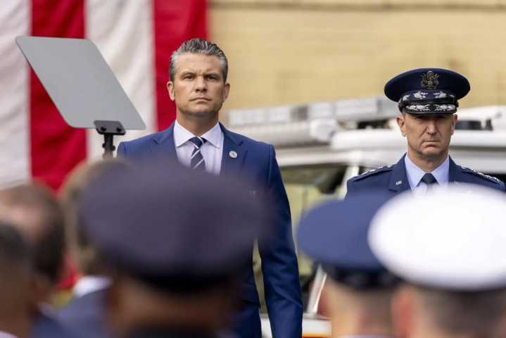 Casa Blanca sugiere que se atacó a supervivientes de lancha, pero exonera al secretario de Guerra