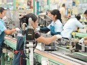 La producción industrial cayó 0.7 por ciento anual en octubre; repunta a nivel mensual: Inegi