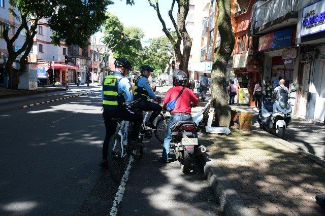 Agentes de tránsito de suben a la bici por la movilidad