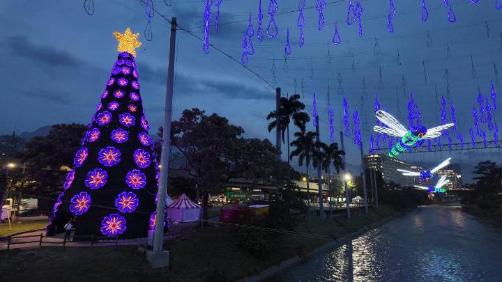 Árbol de Navidad gigante, de 25 metros de alto, es uno de los principales atractivos en el alumbrado de Parques del Río