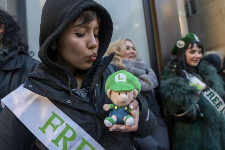 De verde y elegantes: El “club de fans” de Mangione desafía el frío para ver a su “héroe”