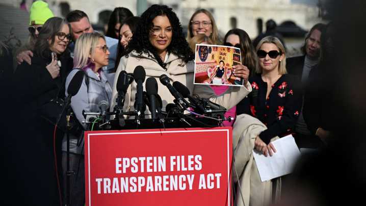 Los demócratas publican fotos de Trump rodeado de mujeres en la mansión de Epstein