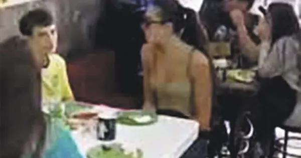 DUA LIPA COMIENDO EN TAQUERÍA EN SAN COSME