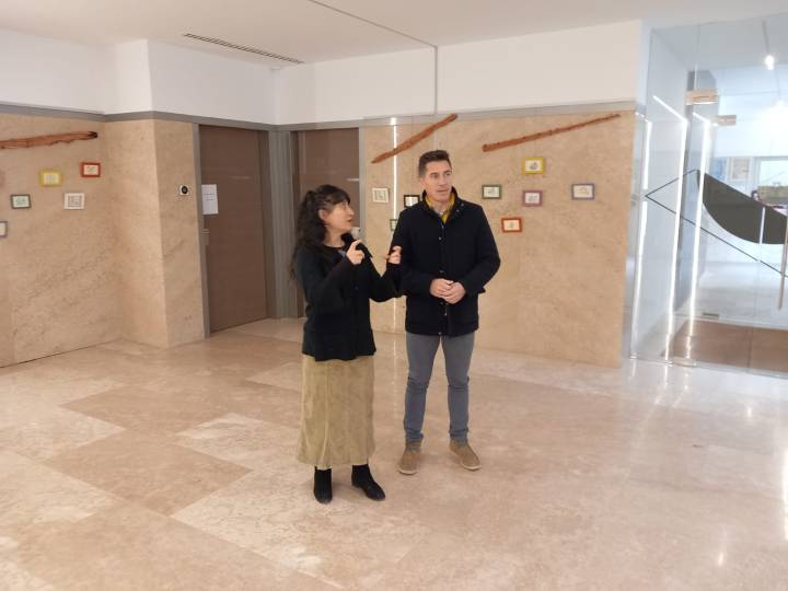 Vero Tapia presenta en San Julián su exposición “Bitácora de viaje”, un recorrido íntimo y simbólico por la experiencia del viaje