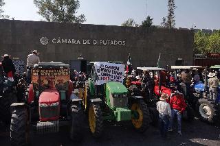 Campesinos bloquean con tractores San Lázaro en rechazo a la Ley de Aguas