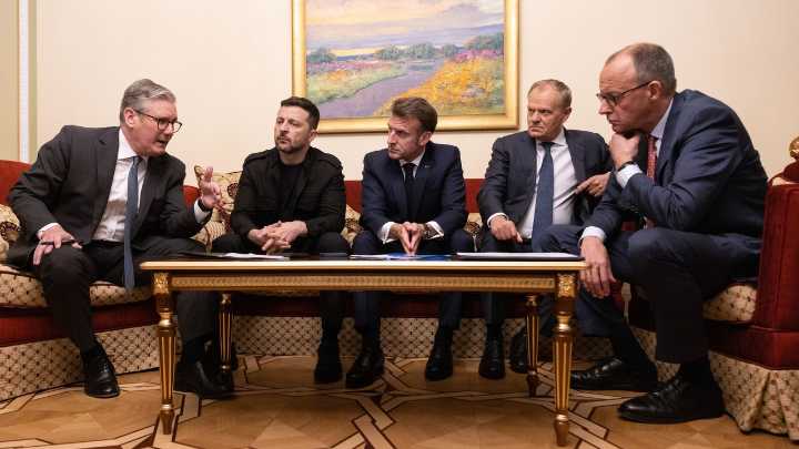 Merz y Macron avisan a Zelenski de que Trump puede traicionar a Ucrania: "Sea extremadamente cuidadoso estos días"