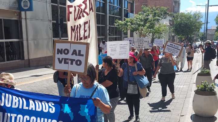 Jubilados Autoconvocados de Catamarca volvieron a marchar contra las políticas del Gobierno nacional