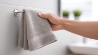 Adiós a las toallas húmedas en el baño: el nuevo método que evita hongos y ahorra espacio
