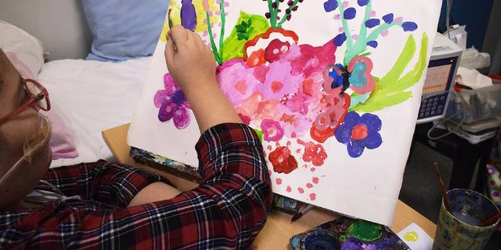 La ONG Vergel amplía su programa de arte en hospitales públicos