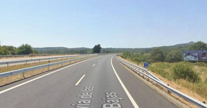 Un herido al salirse de la vía un camión de piensos en Allariz