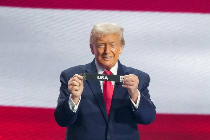 La FIFA le entrega su Premio de la Paz a Trump en inicio del sorteo del Mundial