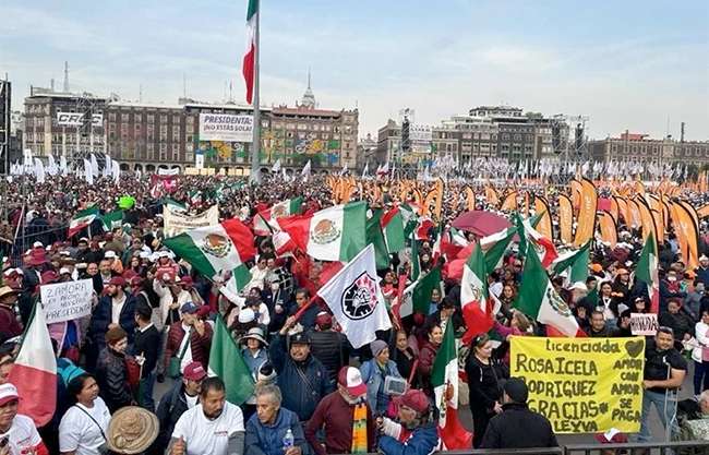 Arriban simpatizantes al Zócalo para festejo de la 4T