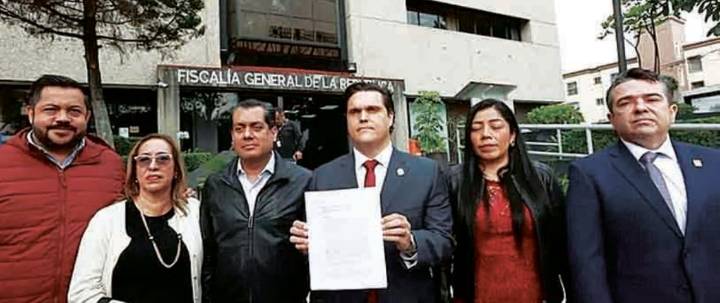 Pueblo exige: no impunidad a Cabeza de Vaca; entregan 100 mil firmas