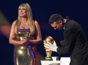 Lionel Scaloni llevó la Copa del Mundo al sorteo del Mundial 2026: unos guantes inmaculados y un deseo en voz alta (y en español) para lo que viene