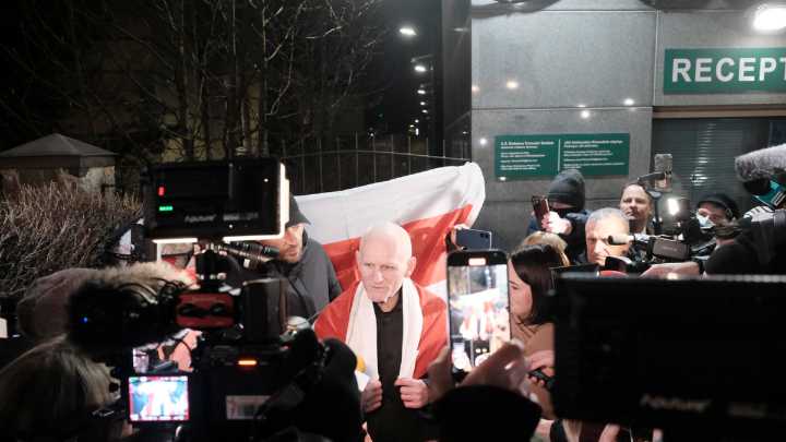 Lukashenko indulta 123 presos, incluido el Nobel de la Paz 2022, tras la retirada de sanciones a Bielorrusia por orden de Trump