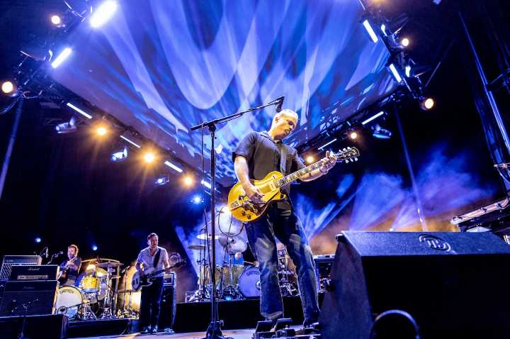 Country music star reunites with original band for first time in nearly 2 decades