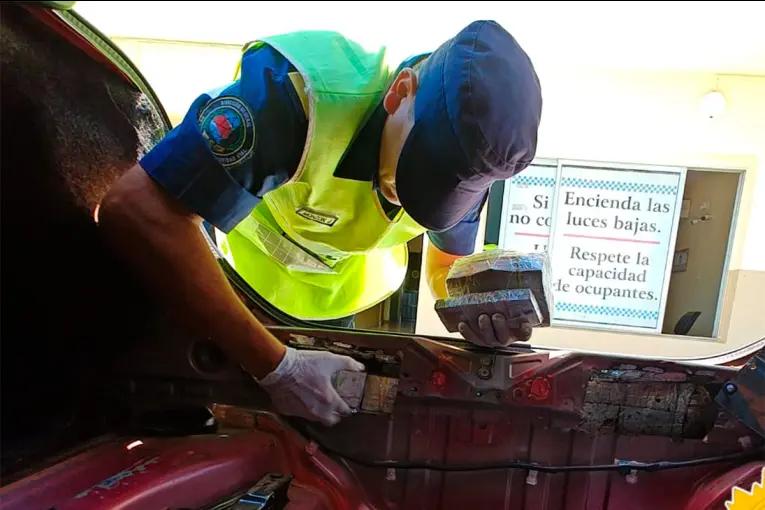 En el doble fondo de un auto ocultaba más de $240 millones: lo descubrieron al ingresar a Entre Ríos