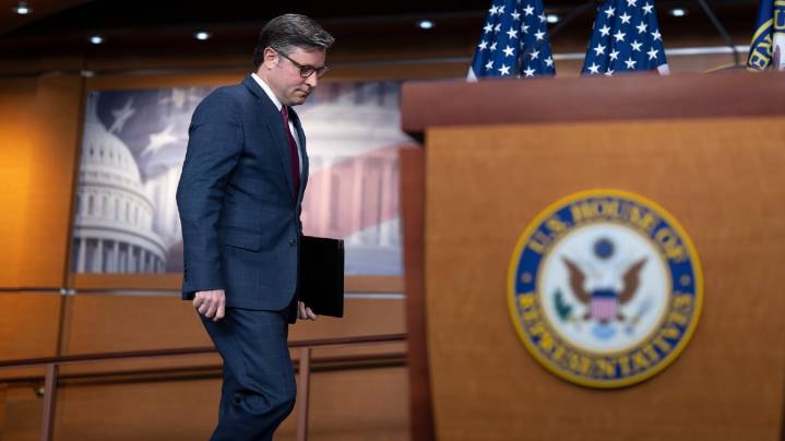 Mike Johnson da a conocer nuevo plan de salud, republicanos divididos buscan otras opciones