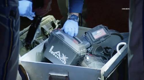 Hallan pequeño arsenal de armas dentro de auto tras un choque en Santa Clarita