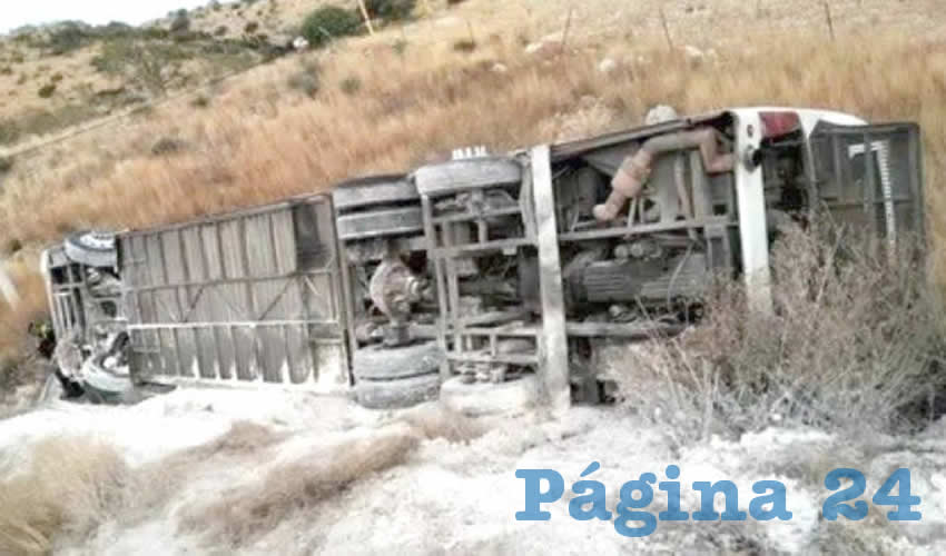 Vuelca Camión en Curva de la “M”