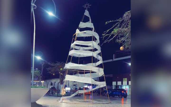 ¡INDIGNANTE! Municipalidad de Chiclayo habría gastado S/ 20 mil en árbol de Navidad cubierto solo con tela