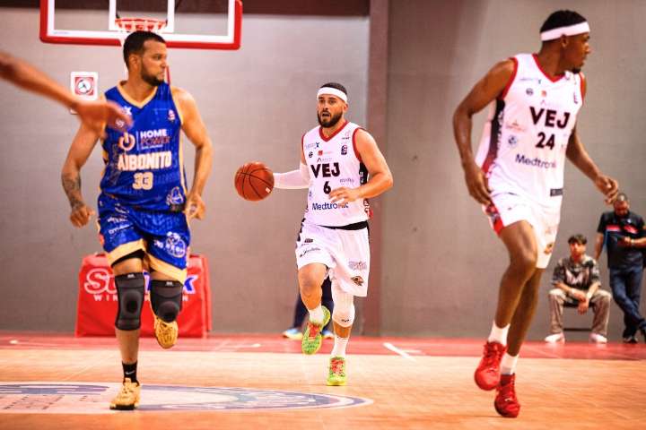 Vejigantes defienden su casa ante los Polluelos de Aibonito